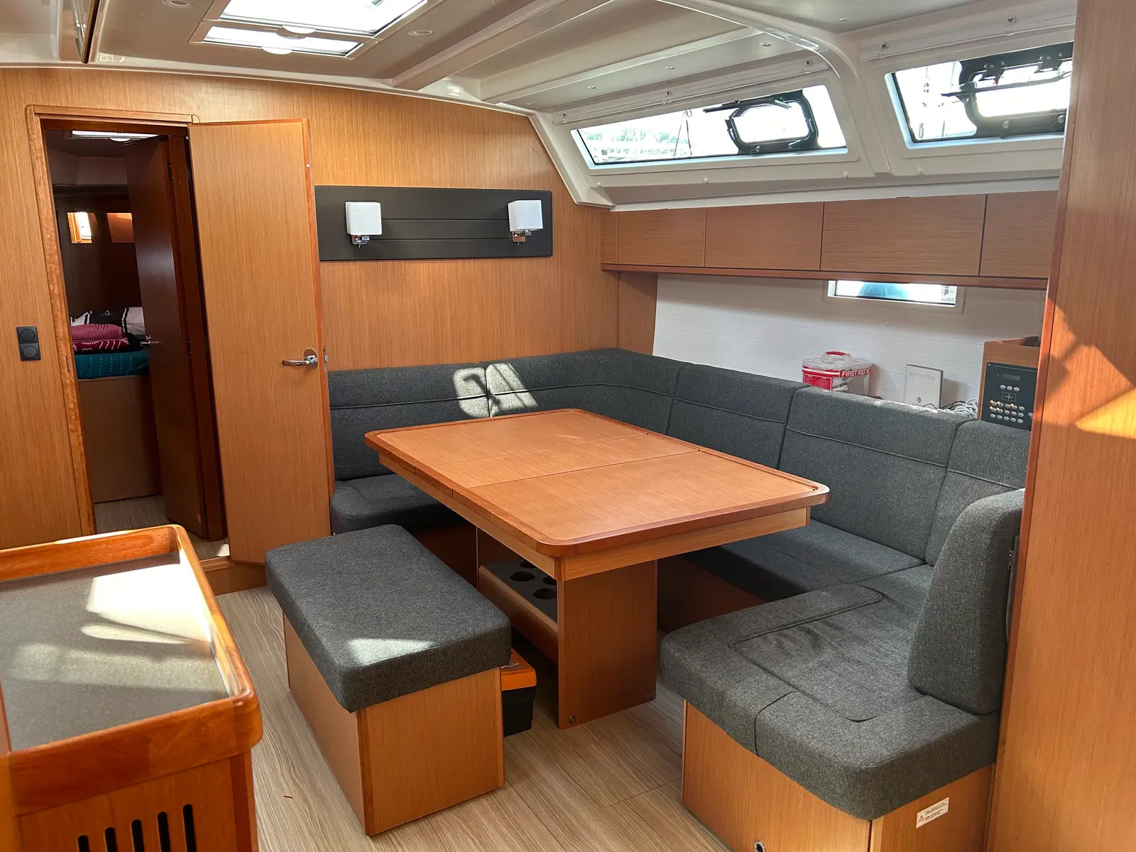 Suncity 5, Interior image