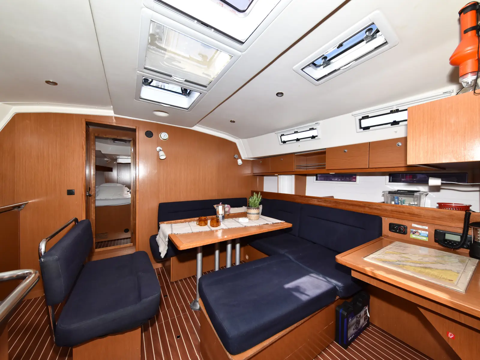 Controvento, Interior image