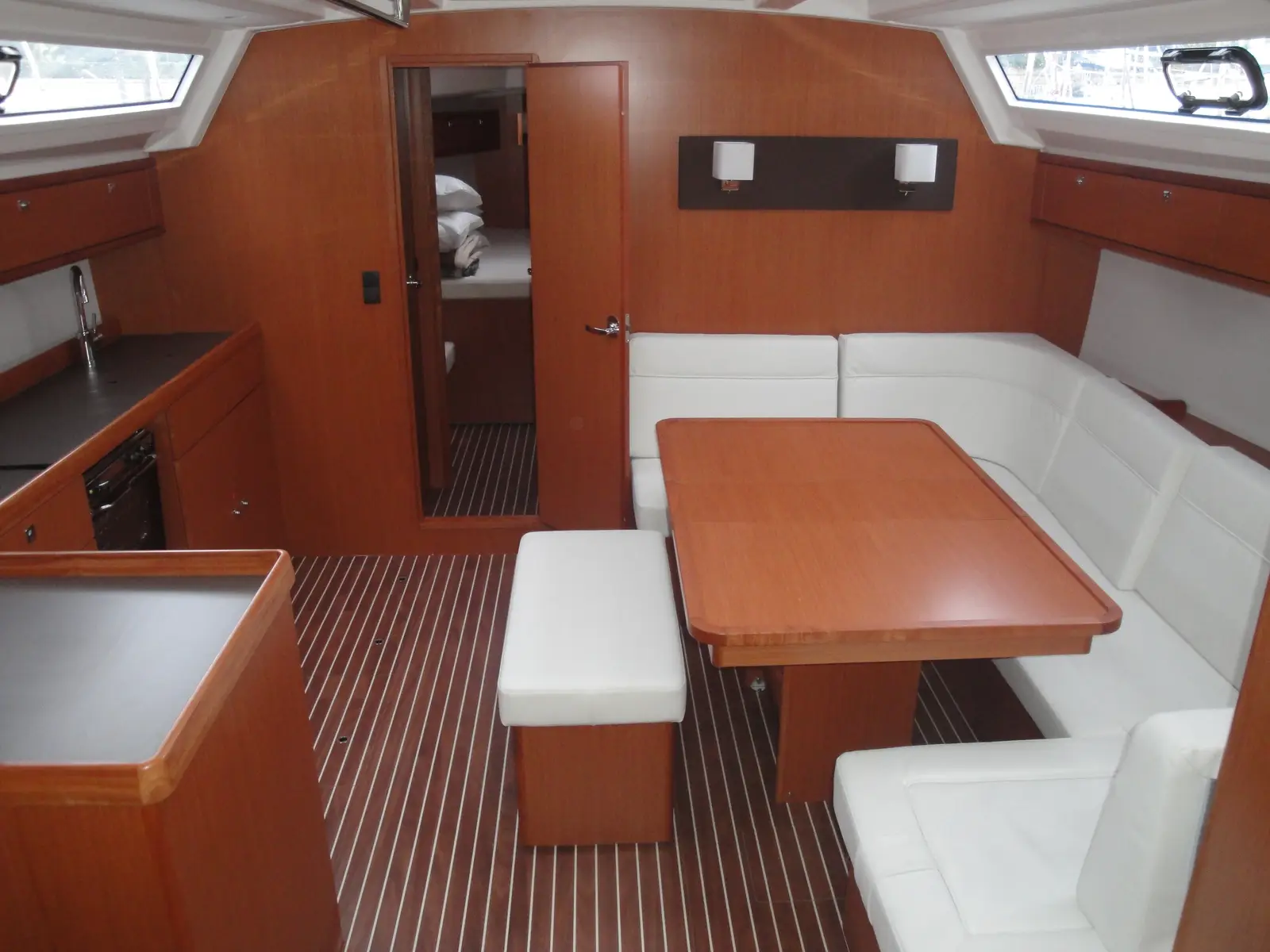 Giulia, Interior image