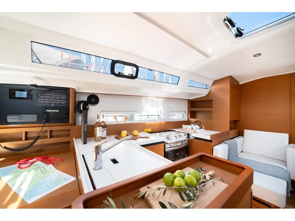 FILIPPOS II, Interior image