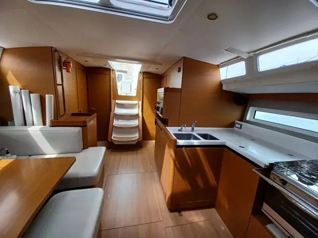 Cloe I, Interior image