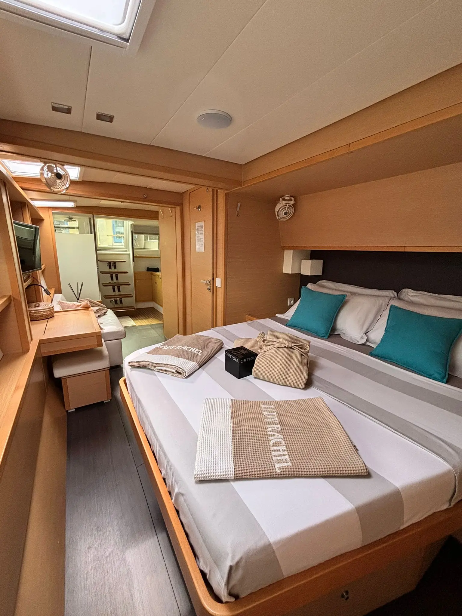 LADY RACHEL, Interior image