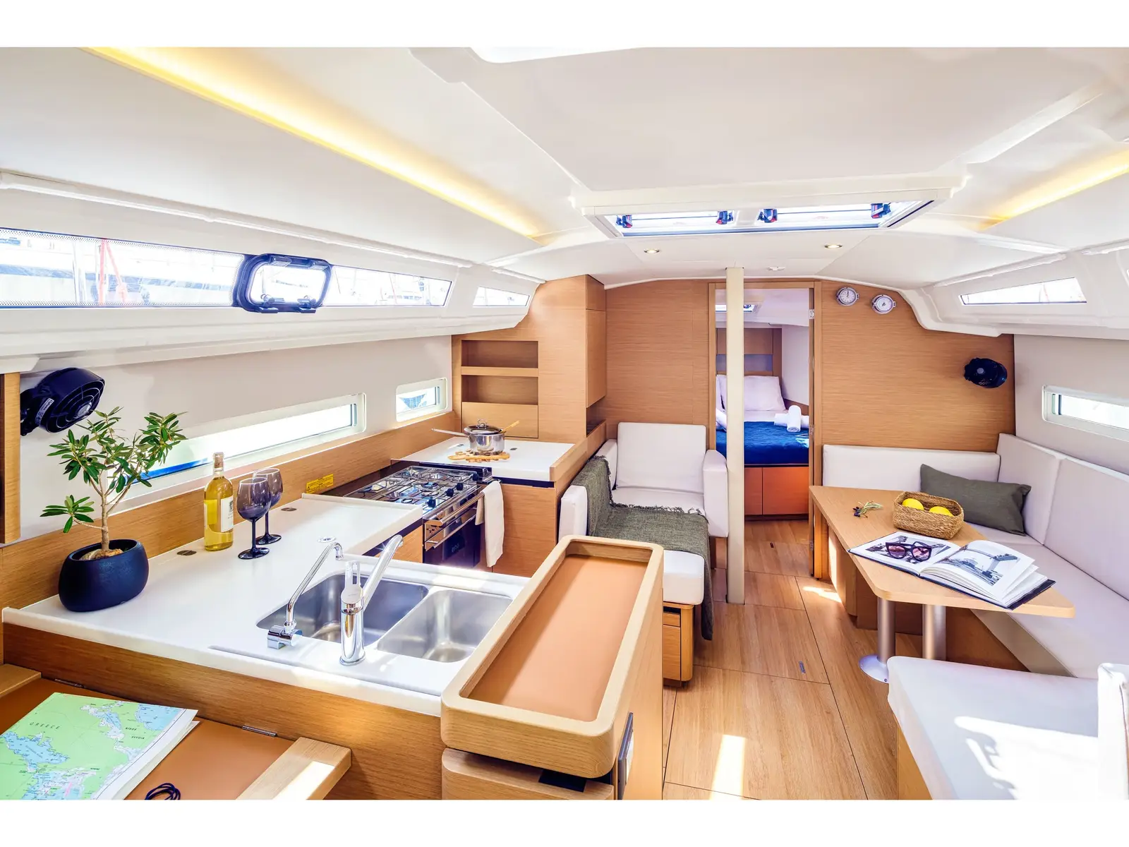 STAR RENE, Interior image