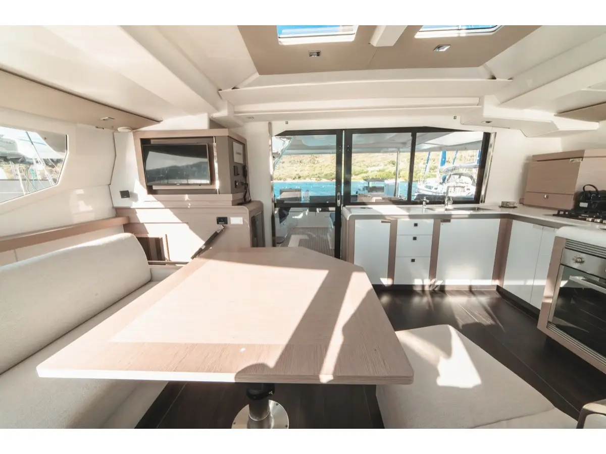 Blue Mandarin, Interior image