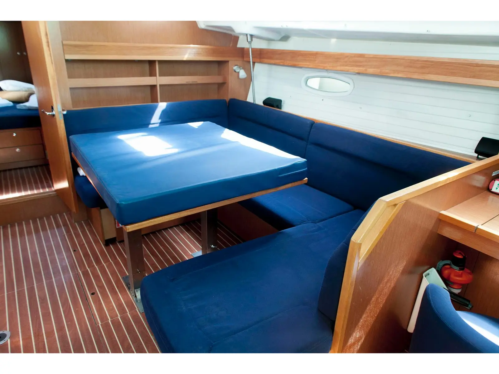 S/Y Constantina, Interior image