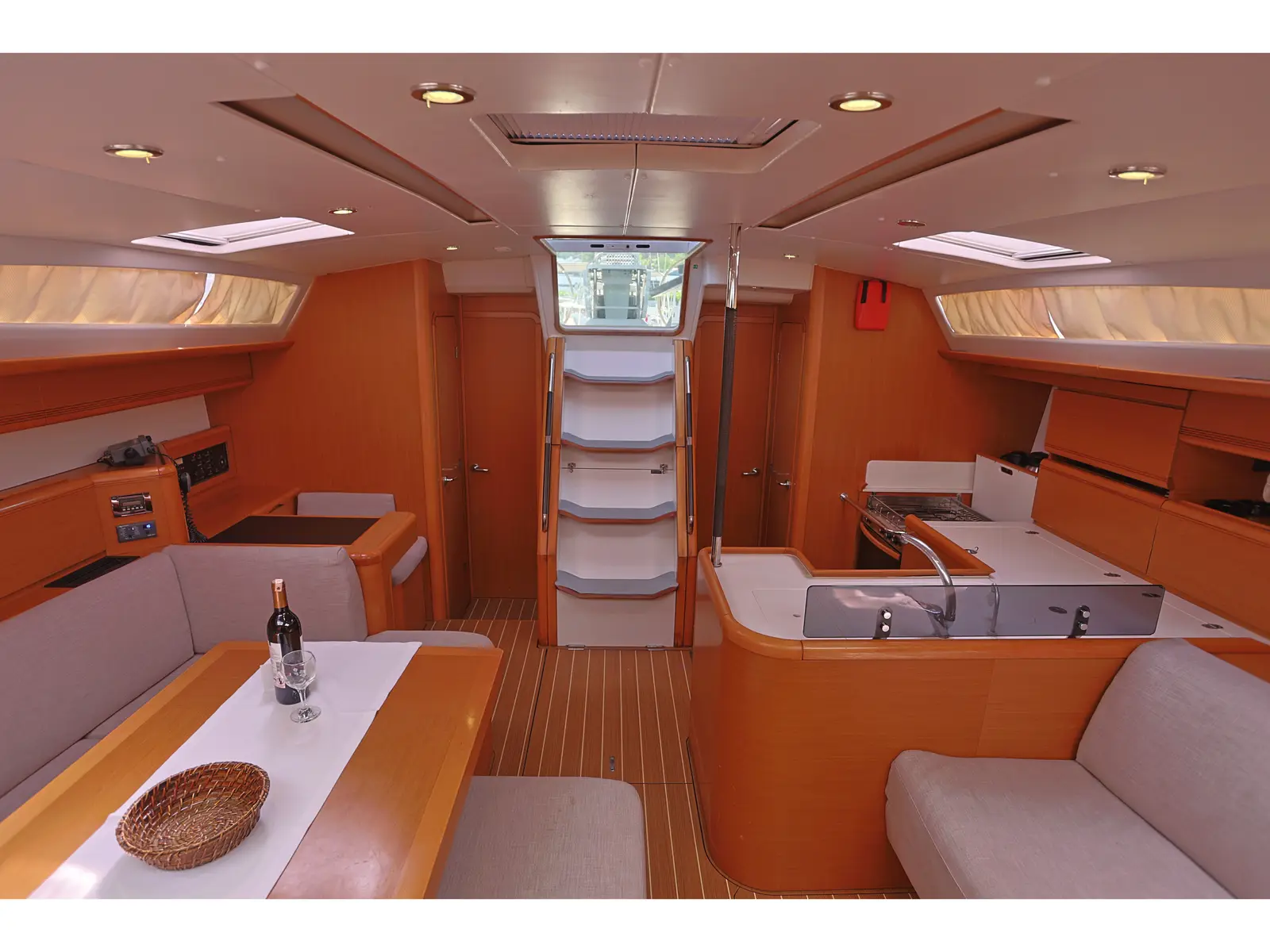 Mocha II, Interior image