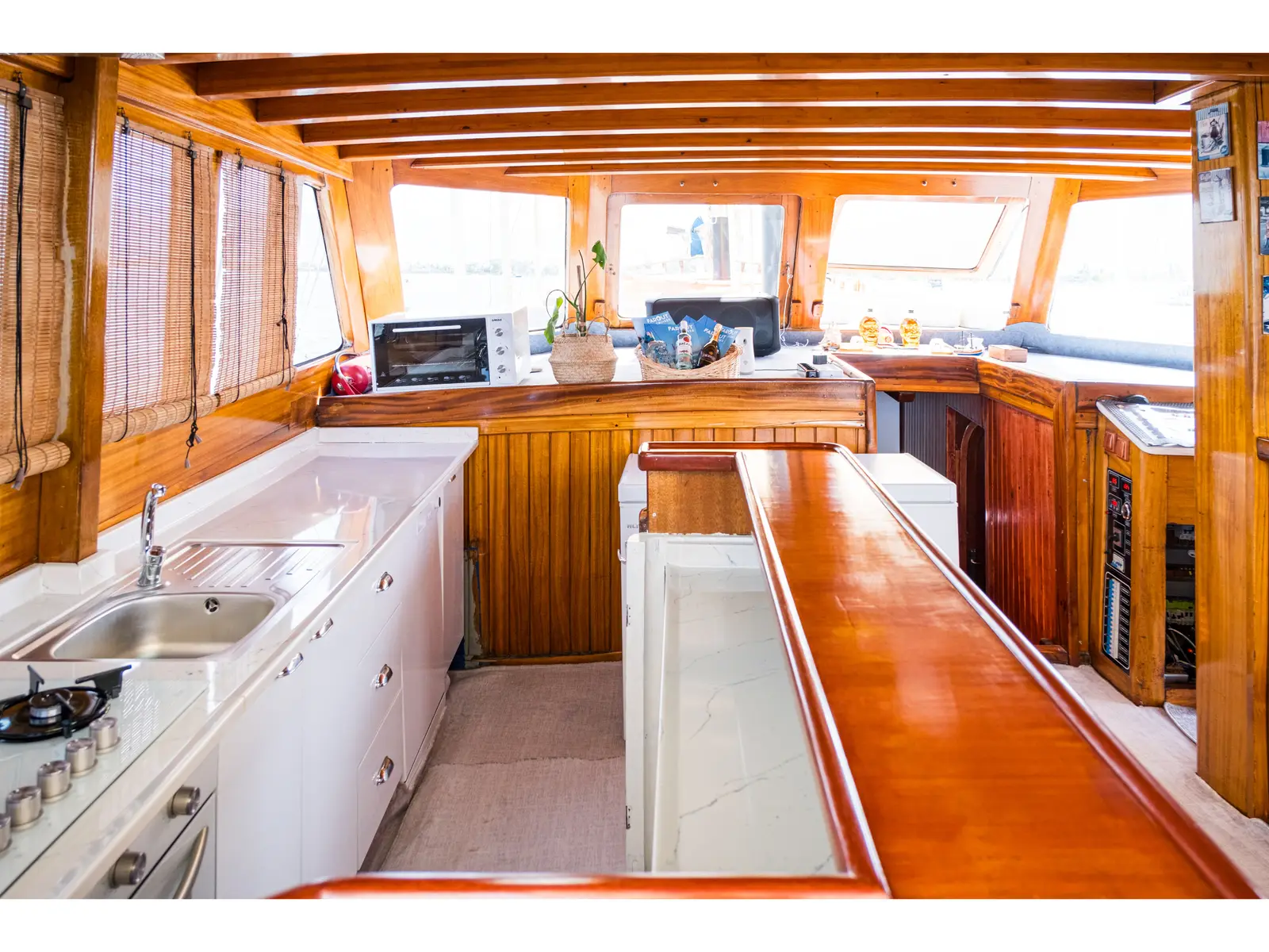 Balu, Interior image