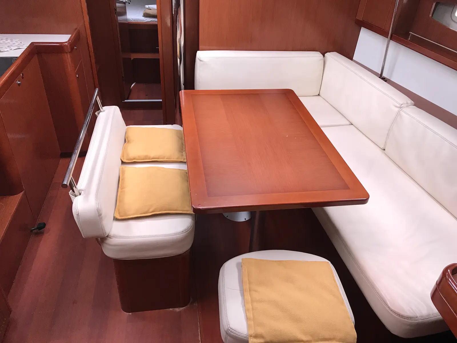 Libra, Interior image