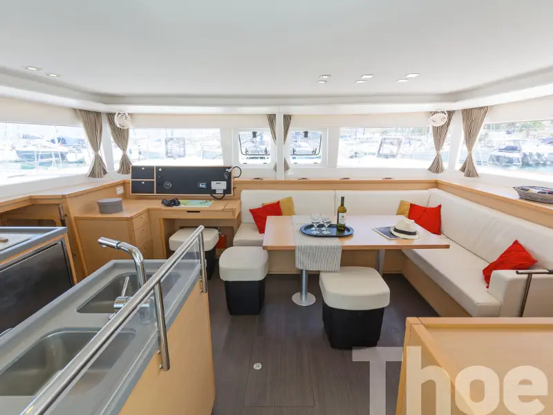 Thoe, Interior image