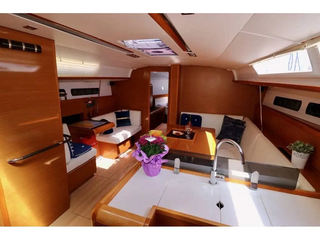 LADY LINDA, Interior image