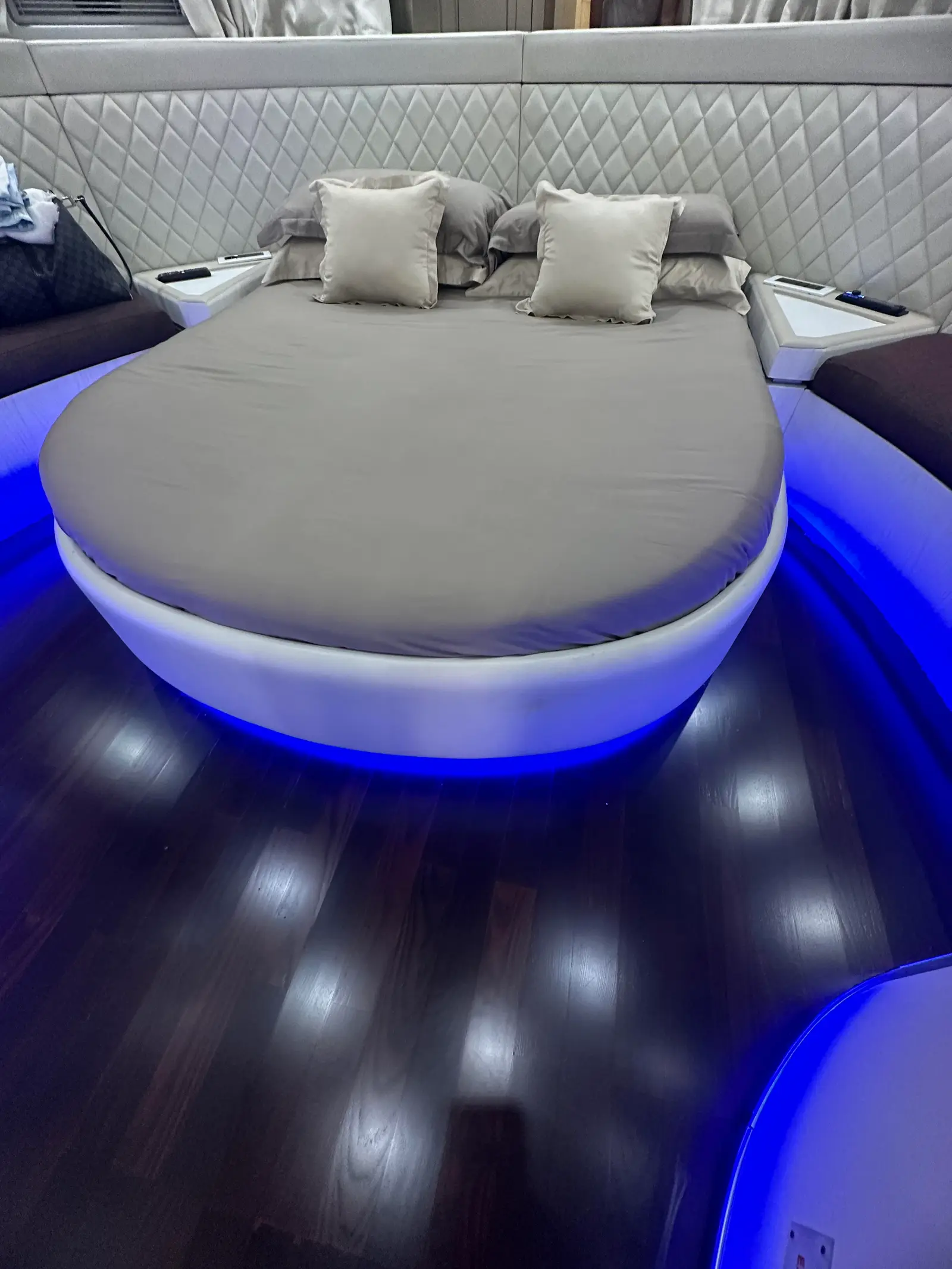 Premium, Interior image