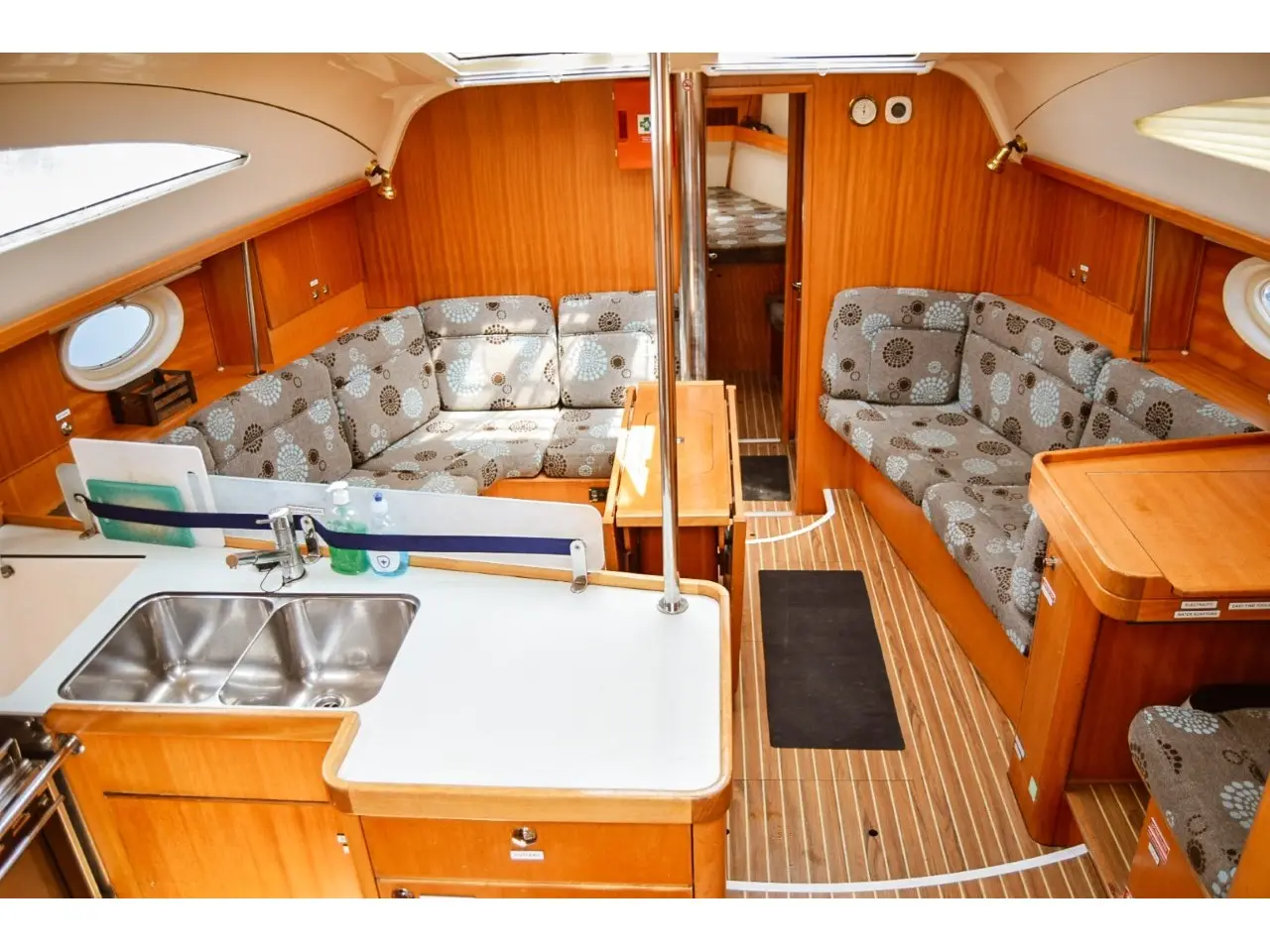 Naias, Interior image