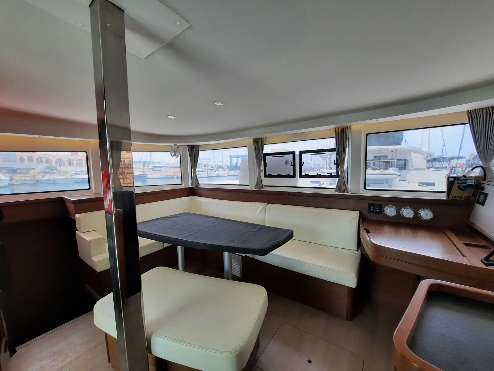 Senza Ma (A/C and Generator), Interior image