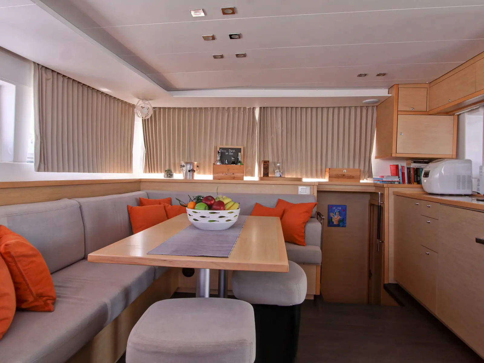 Le.One., Interior image
