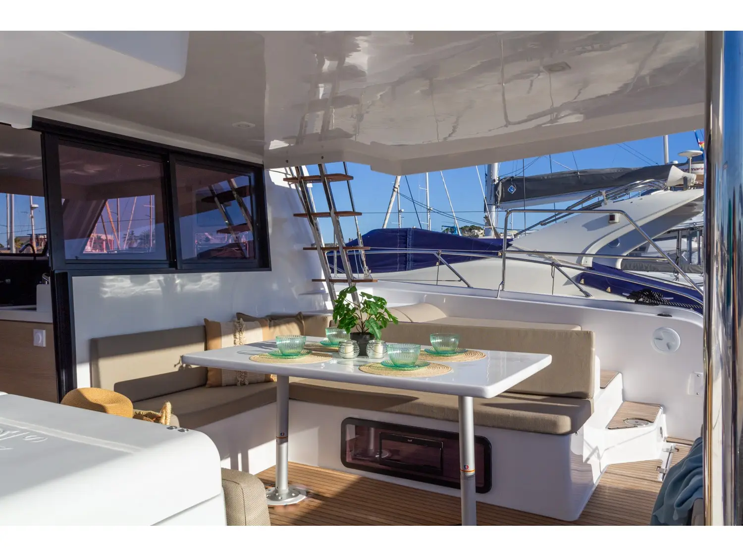 Premium, Interior image