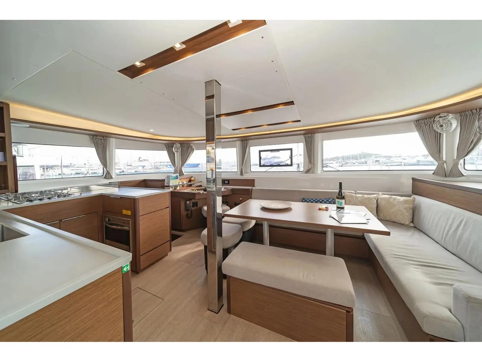 Lizz, Interior image