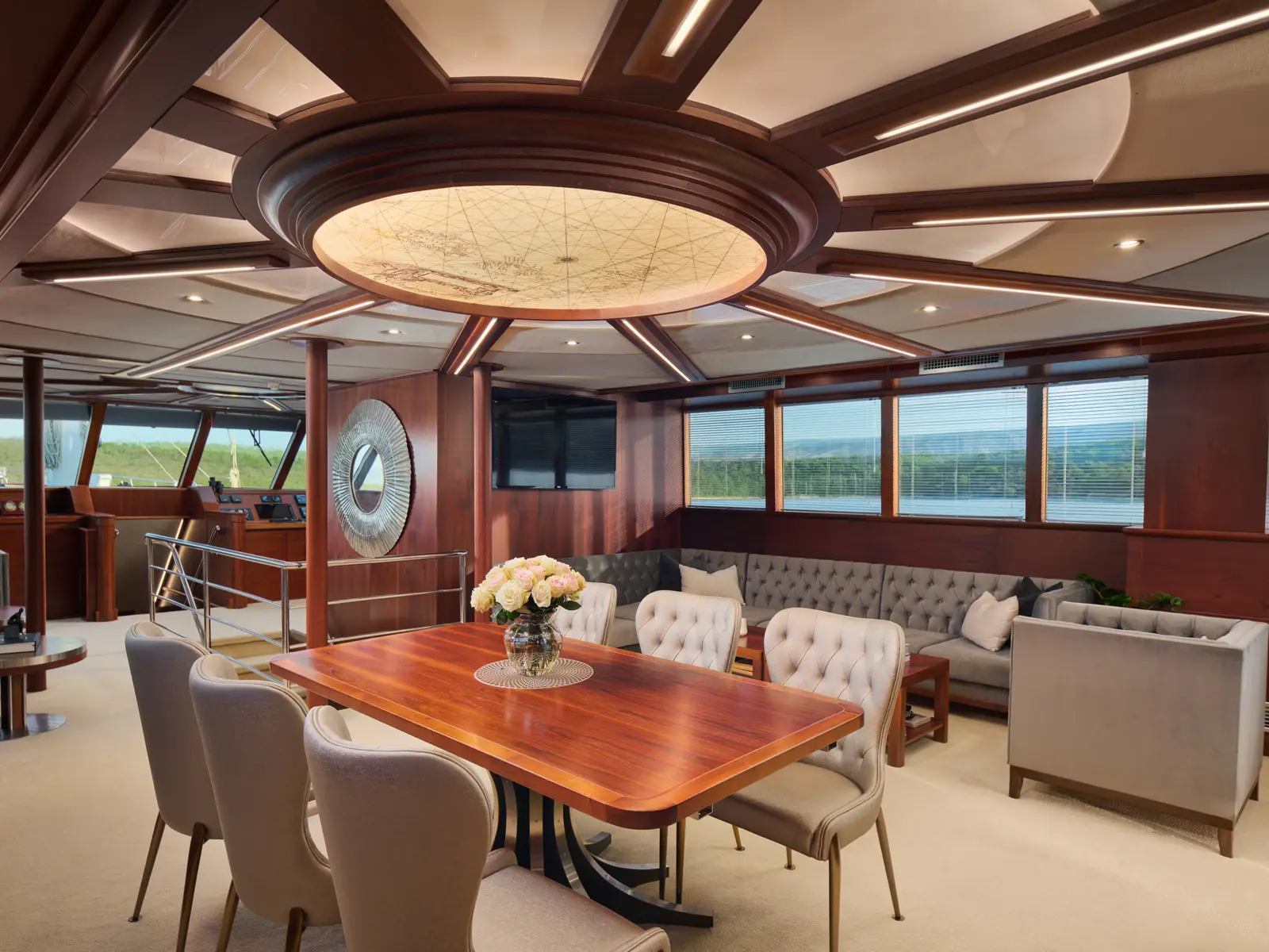 Lady Gita, Interior image