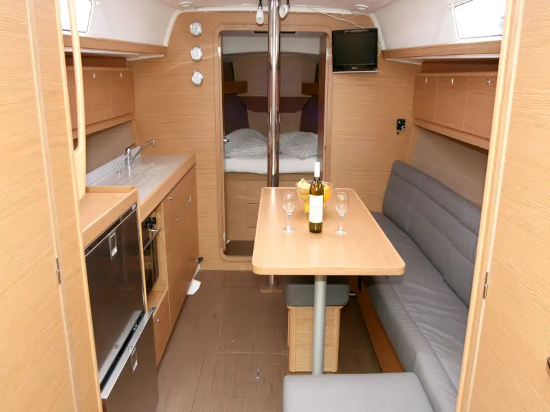 Lotta, Interior image