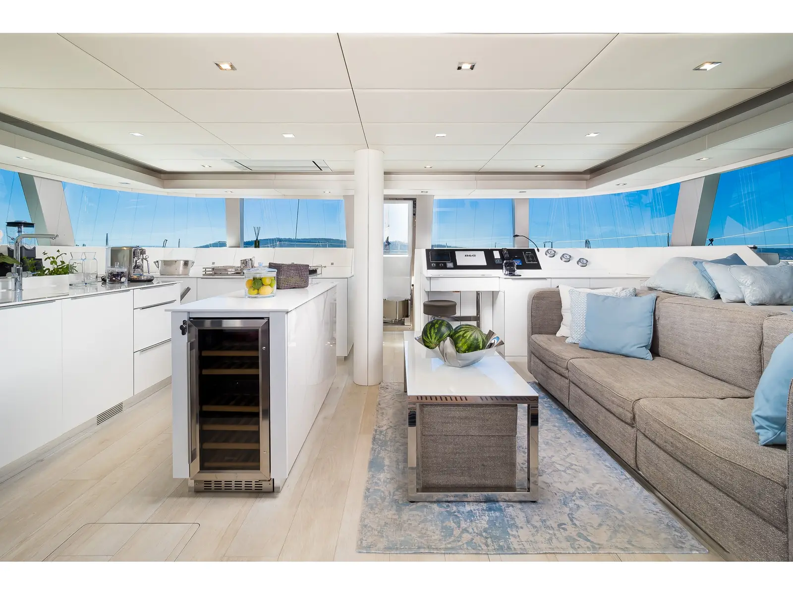 SOLITAIRE, Interior image
