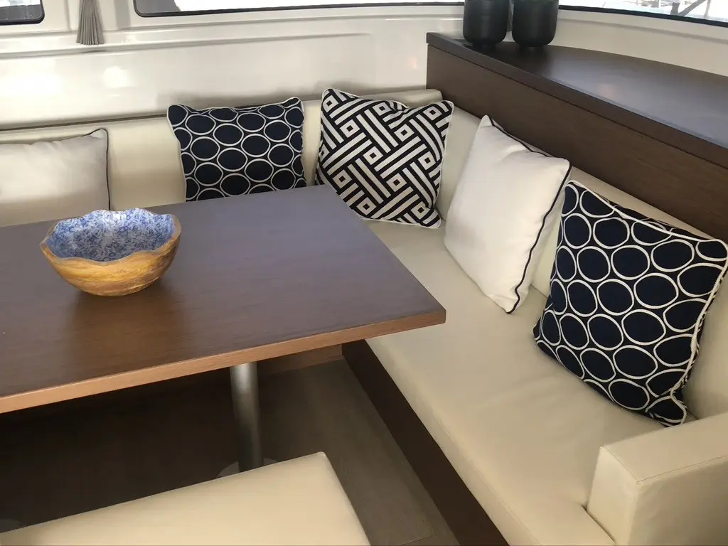 SEAGAL, Interior image