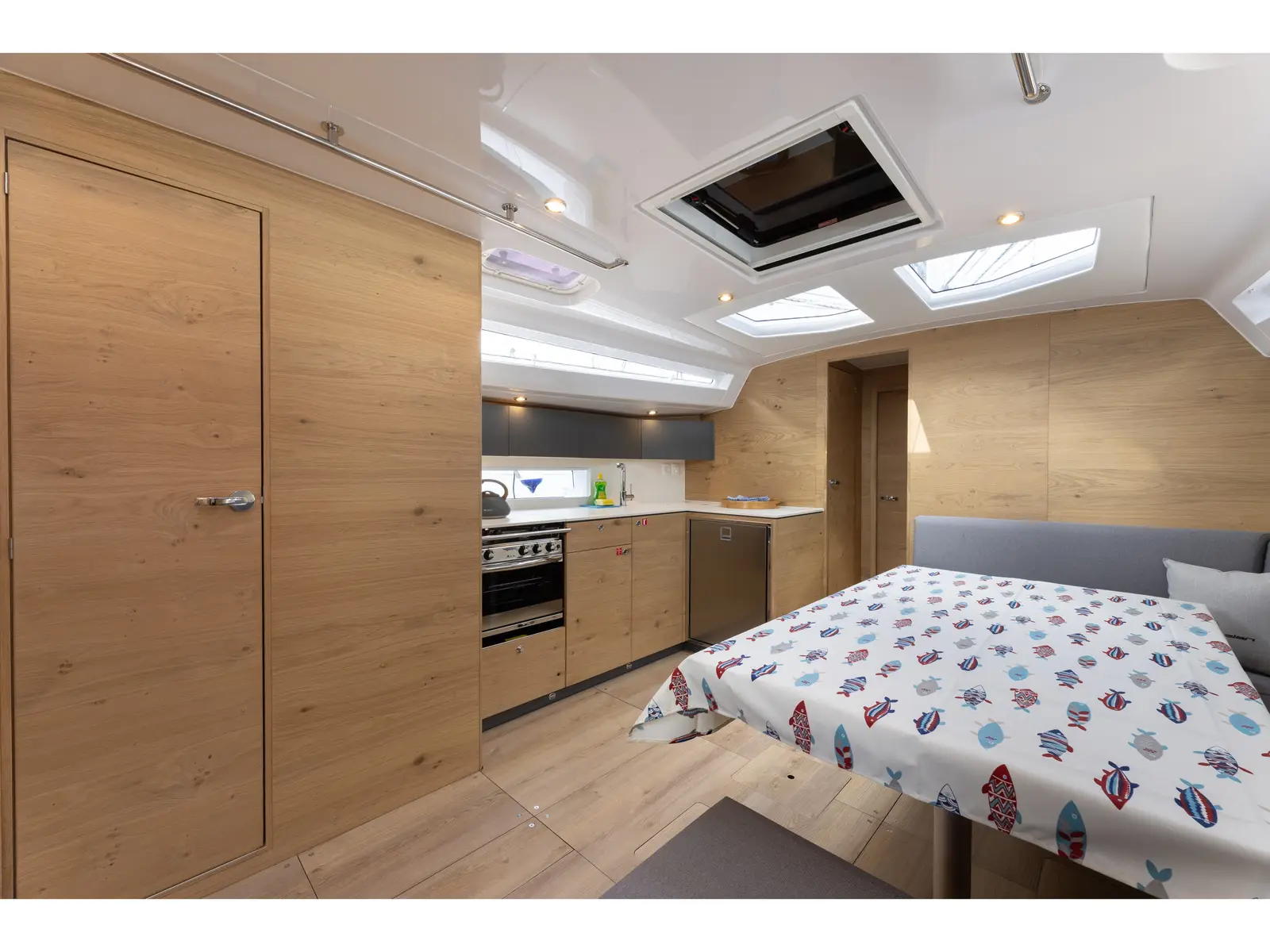 ELANA, Interior image
