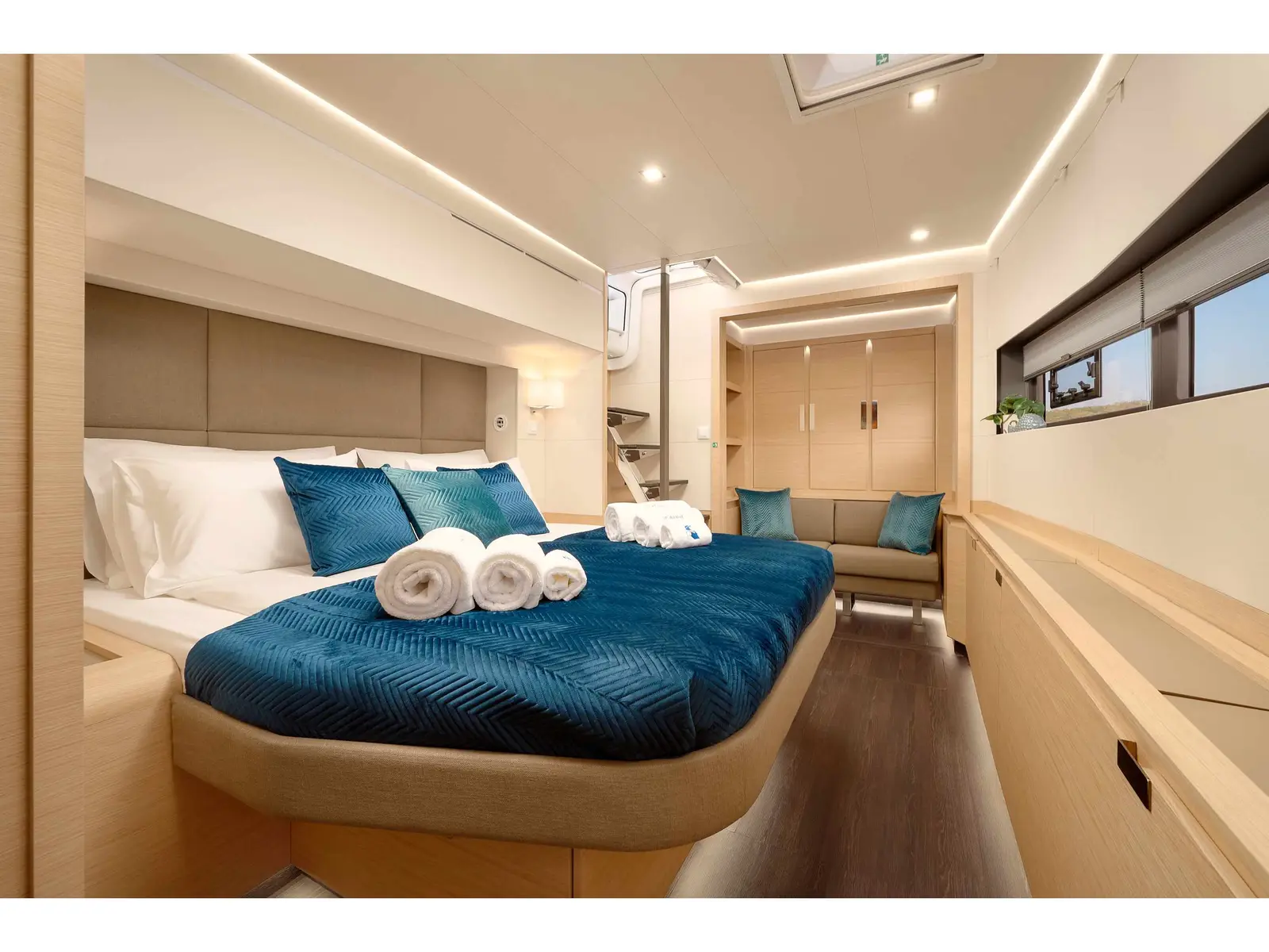 Premium +, Interior image