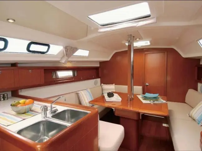 Calma, Interior image