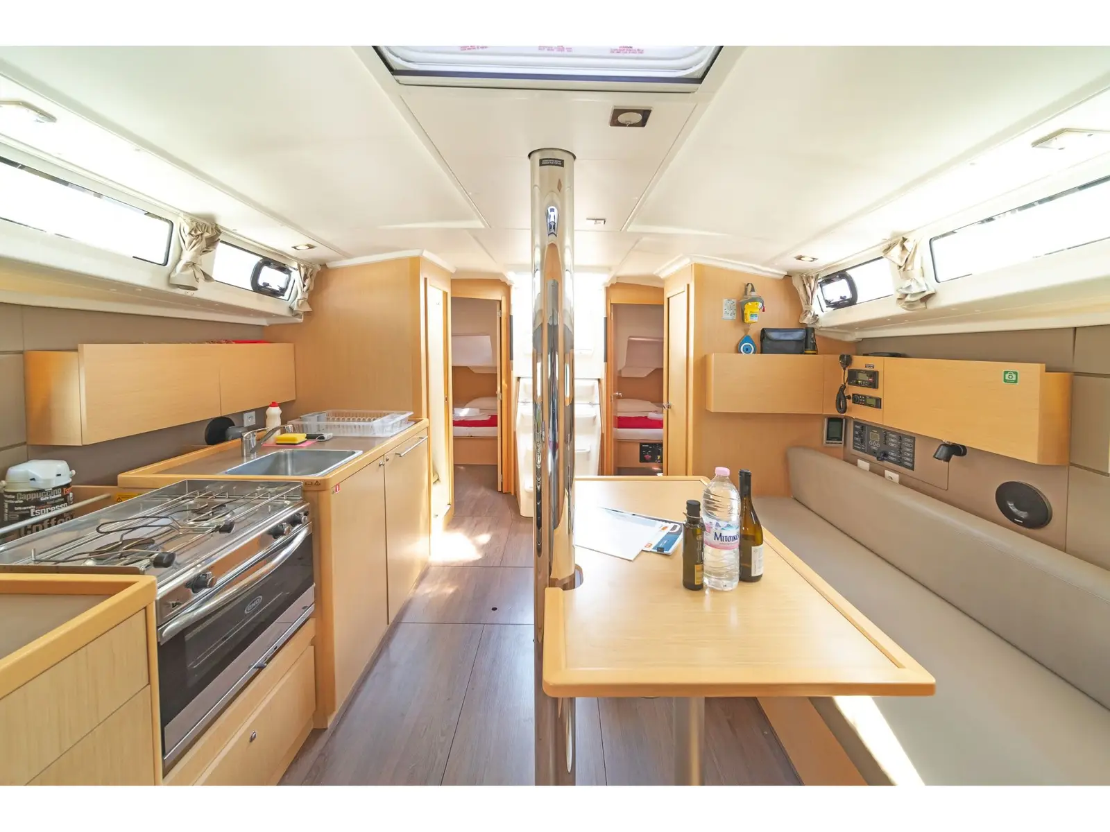 Philyra, Interior image