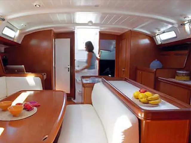 Lui, Interior image
