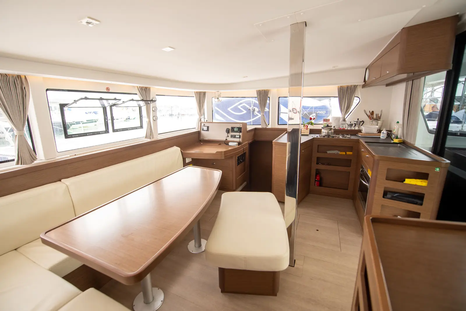 Pazzona II, saloon