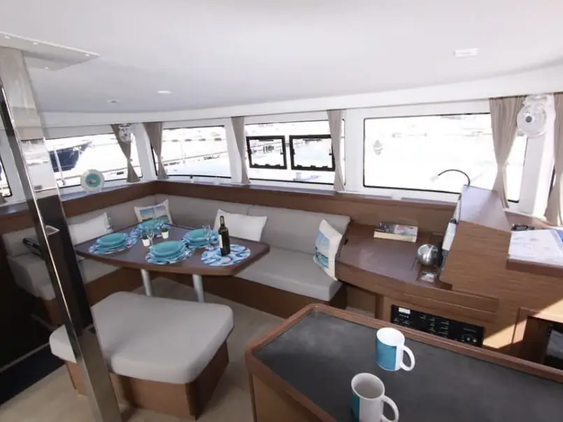 Starz, Interior image