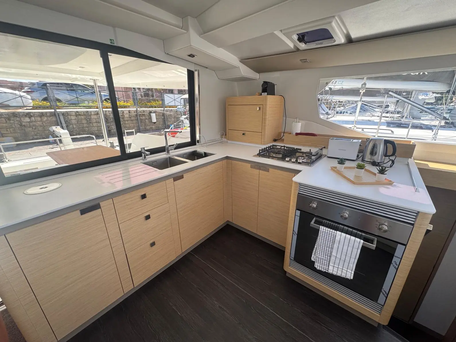 Amia, Interior image