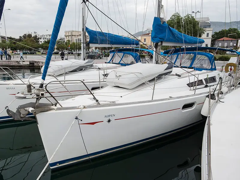 Lauren, Exterior image