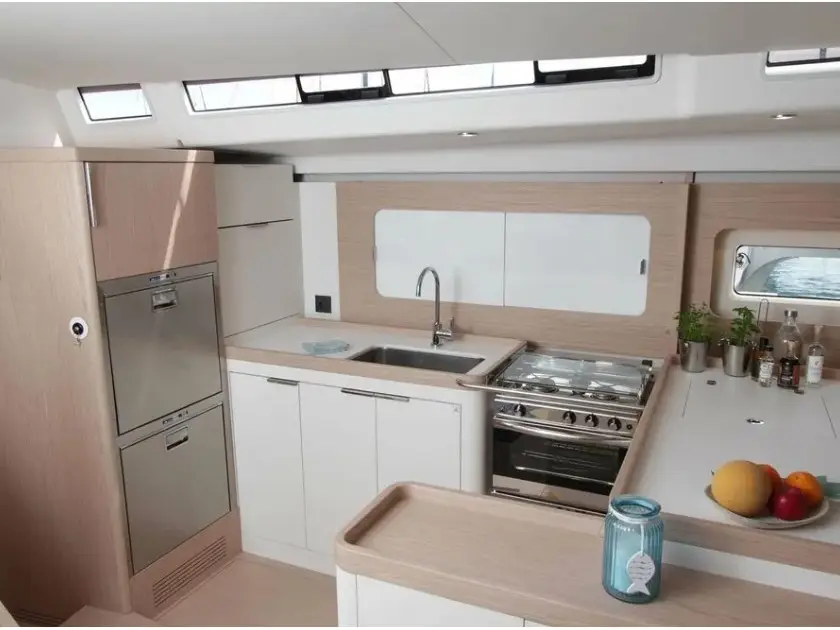 On Y Va - Skippered, Interior image