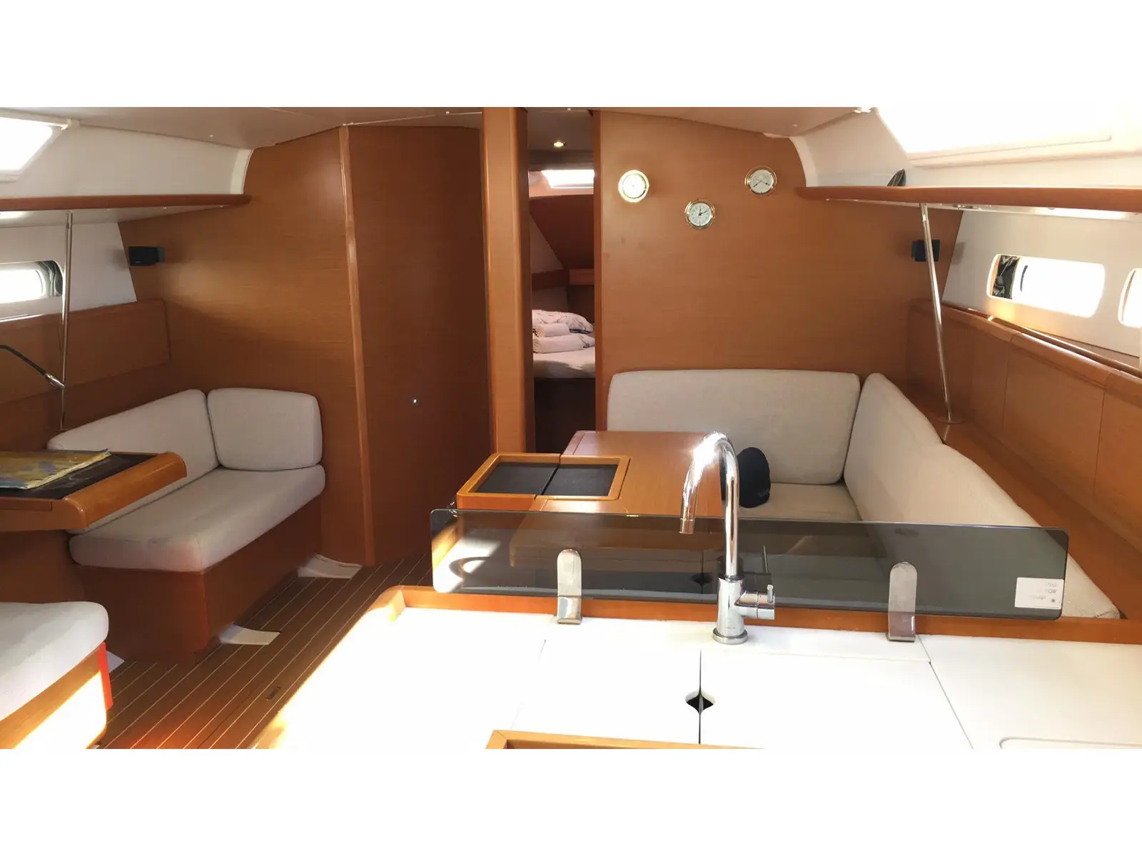 Kontiki, Interior image