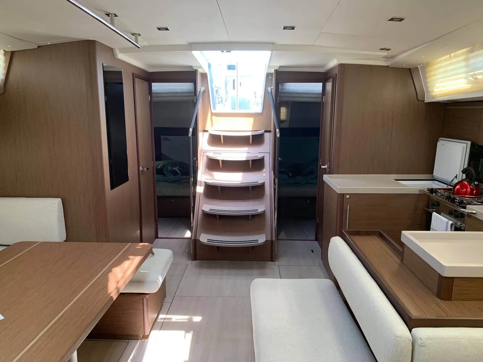 Elise, Interior image