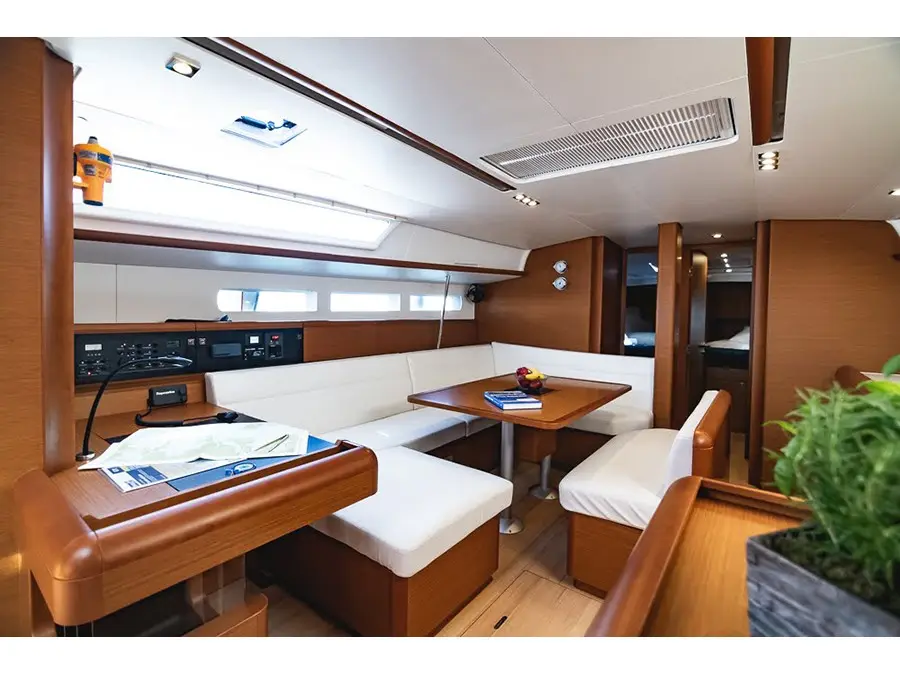 Pinta, Interior image
