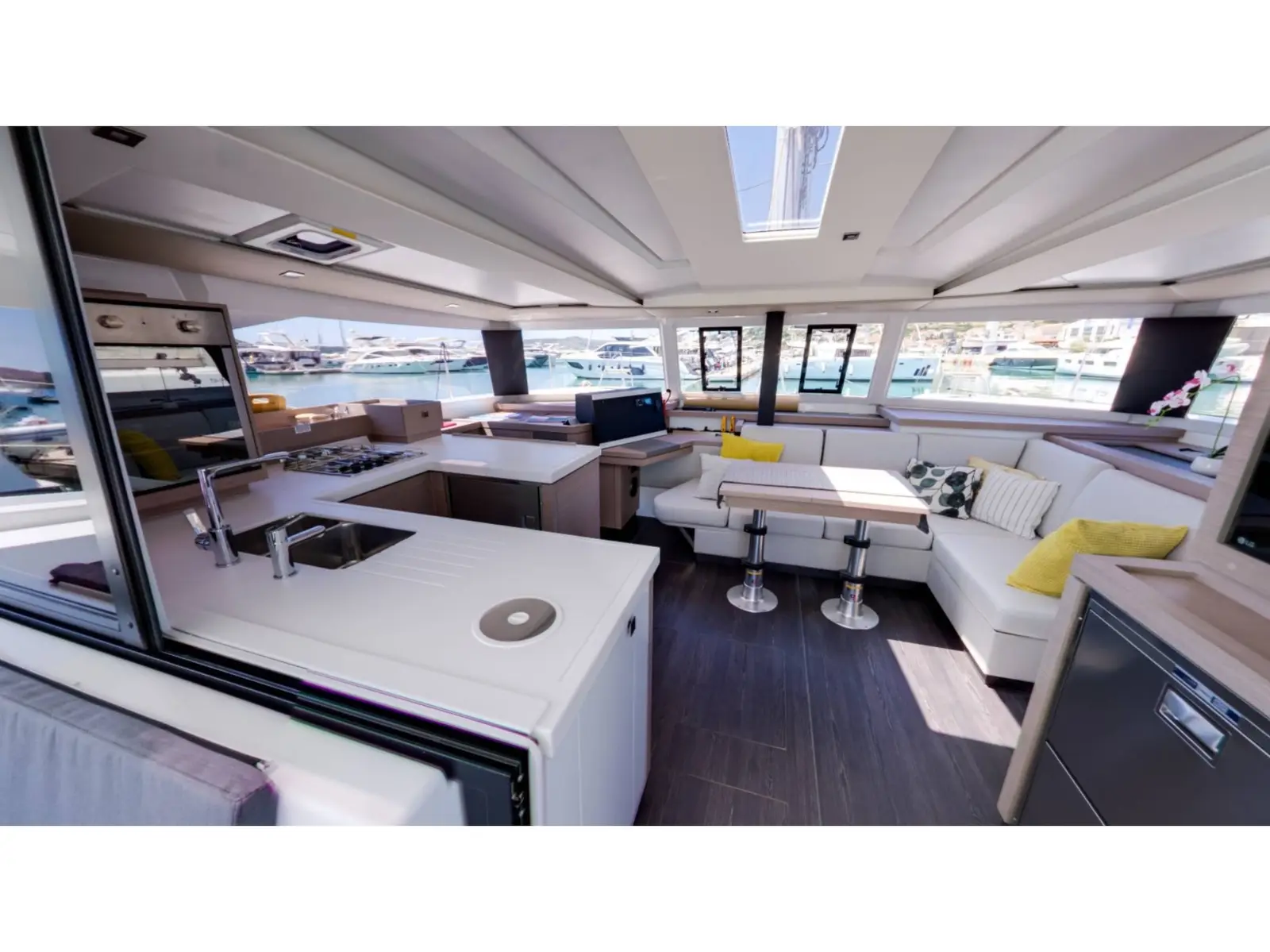 MAGIC SUMMER, Interior image