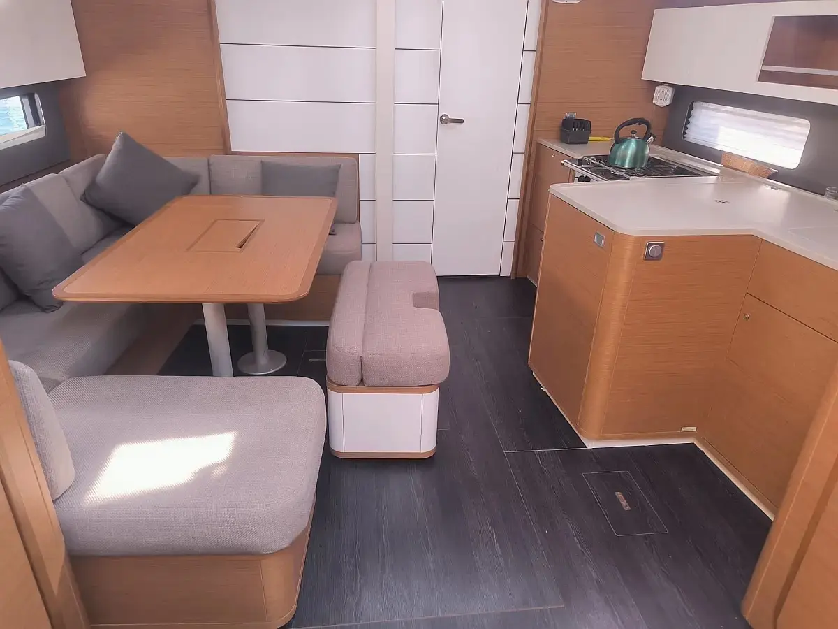 Luka, Interior image