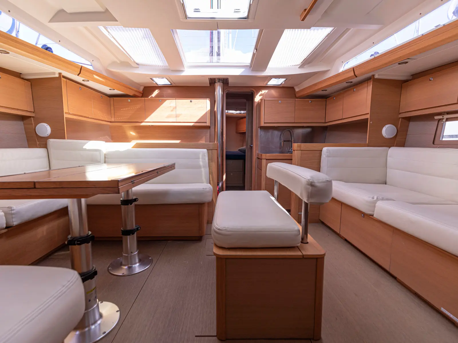 Kosi, Interior image