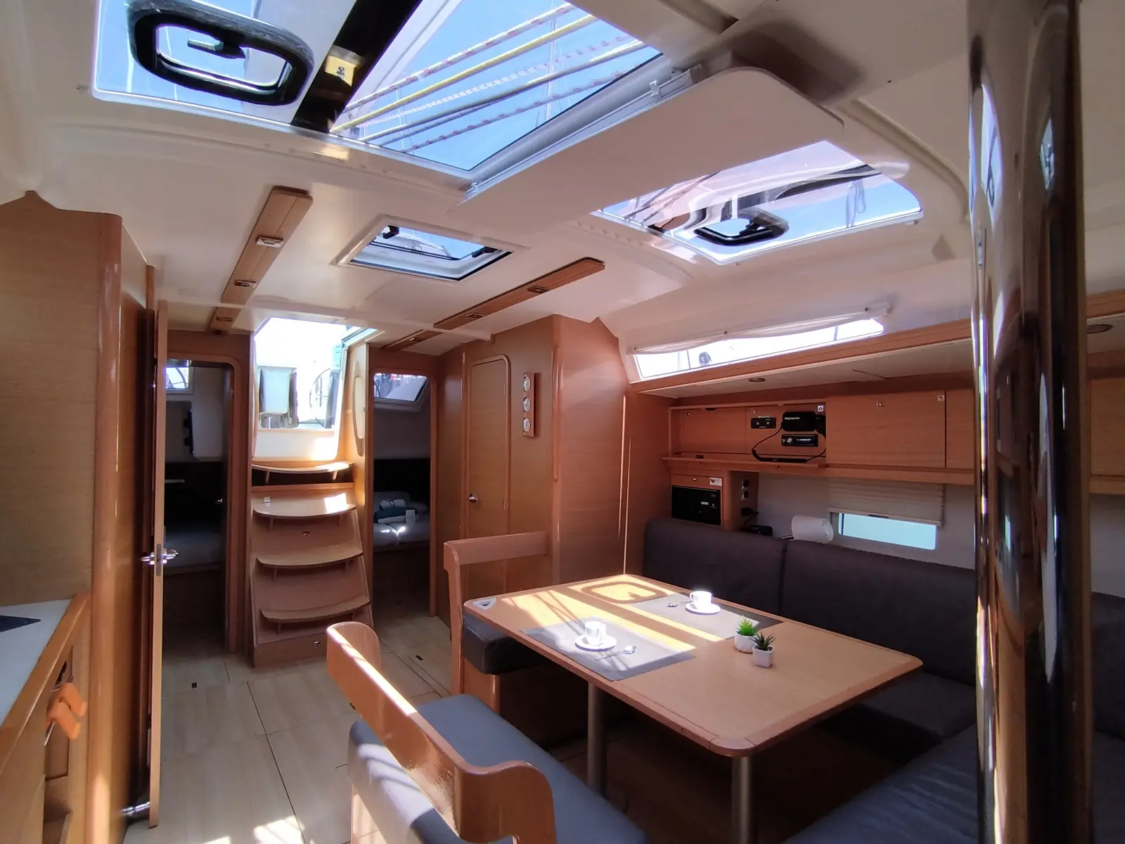 Billywig, Interior image