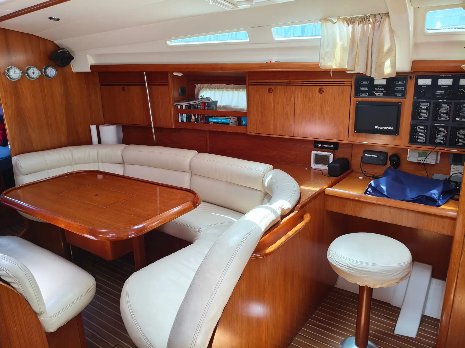 Spanaki II, Interior image