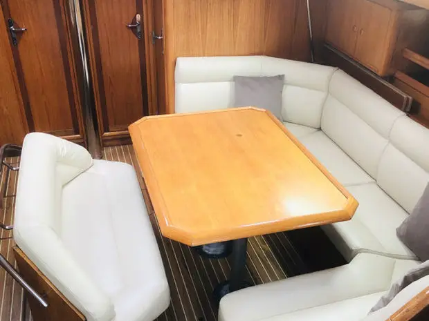 Bourlingueur, Interior image