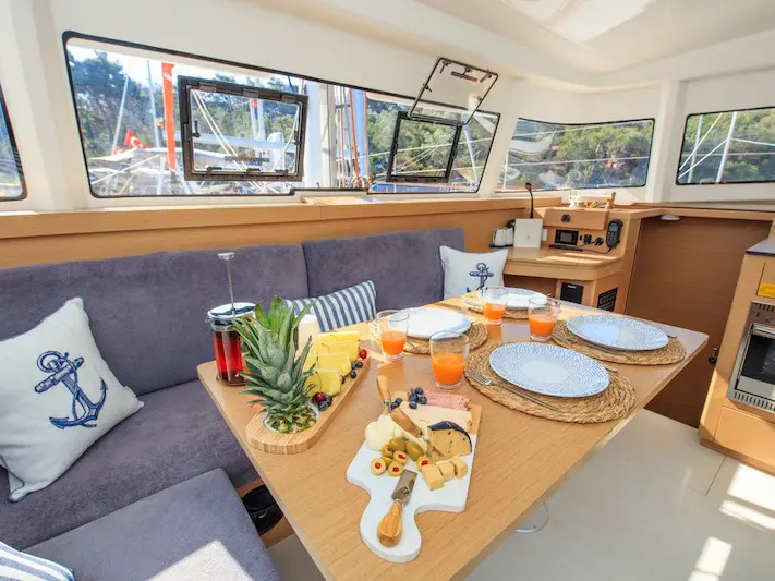 Lizzy, Interior image