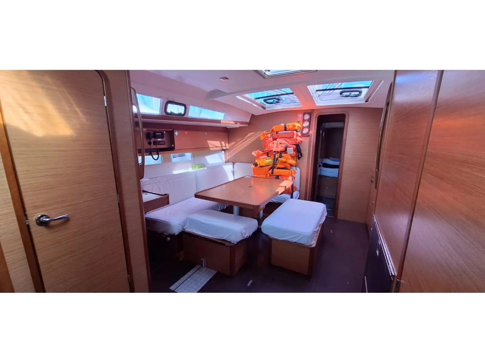 Ibis, Interior image