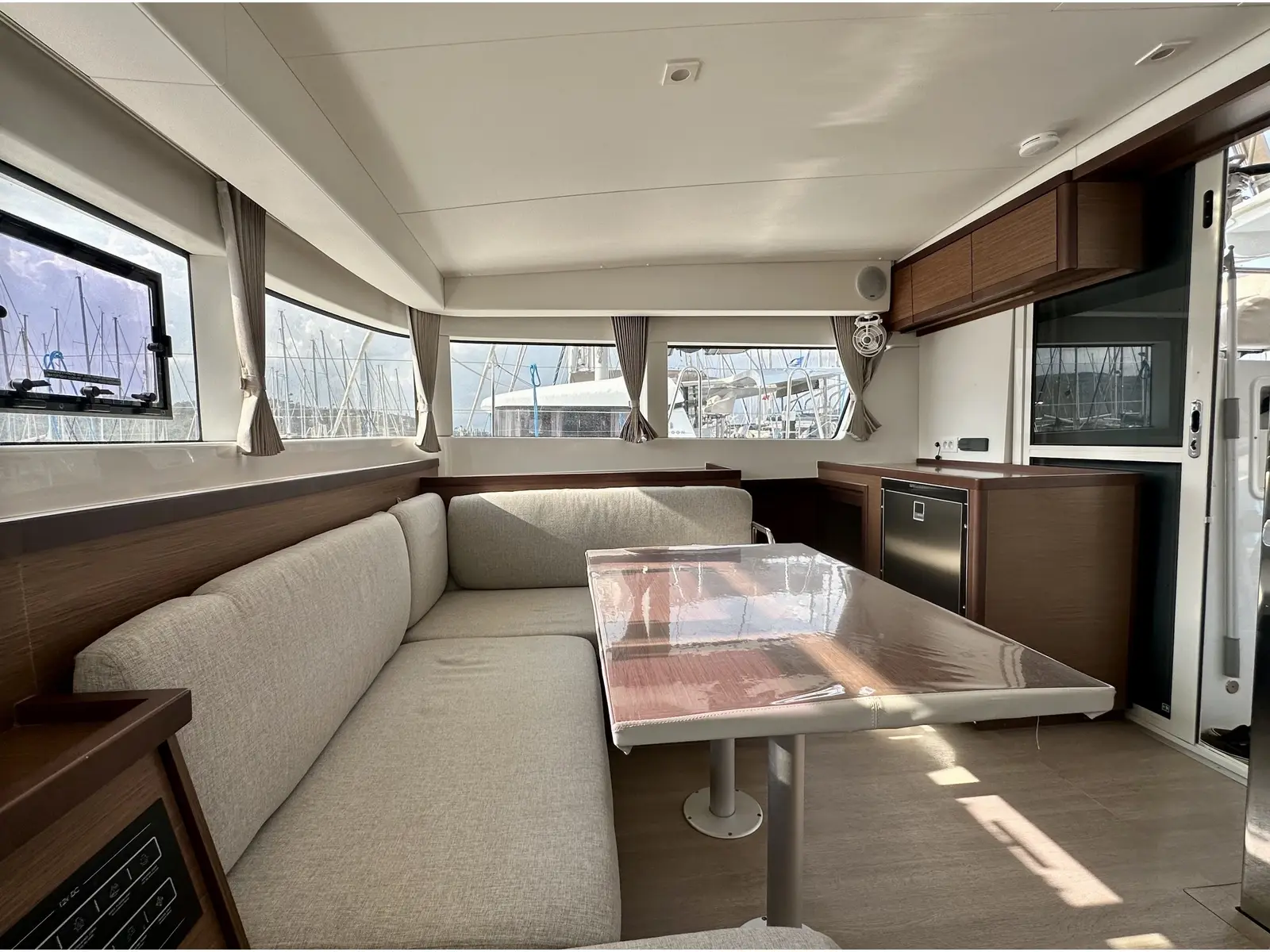 Sail Castor, Interior image