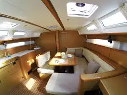 Sweet Alis, Interior image