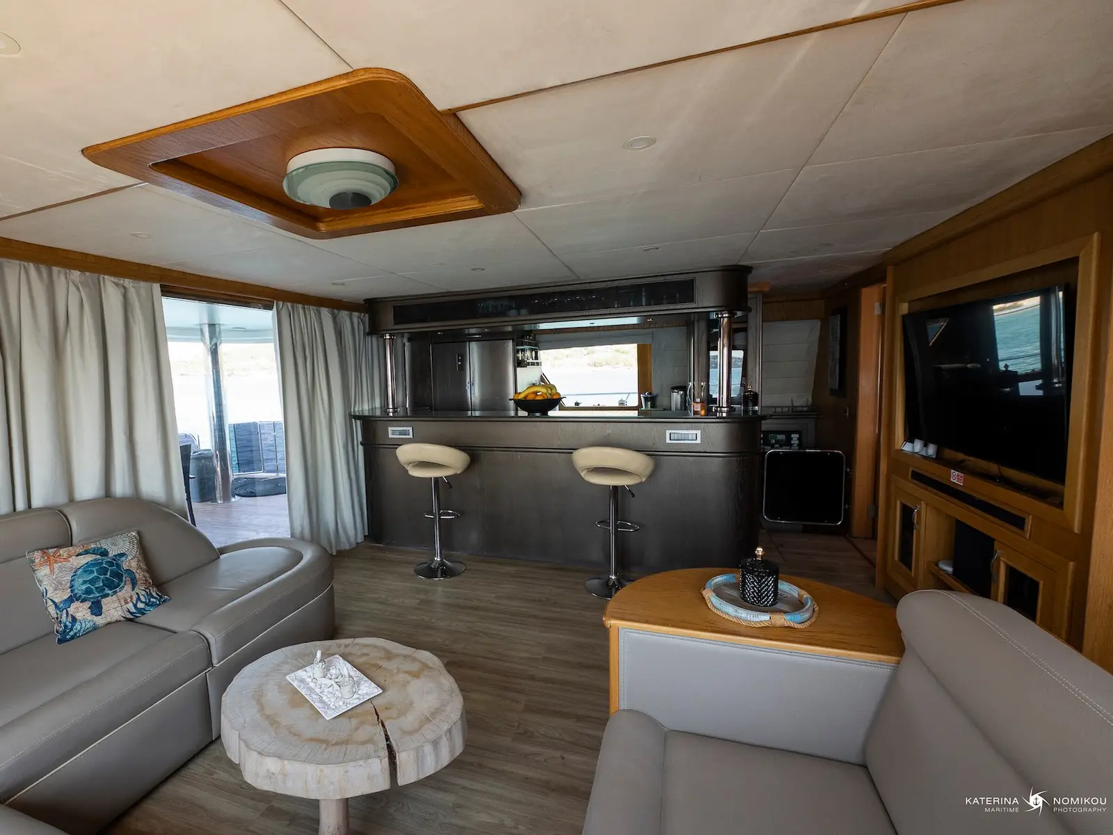 LONG ISLAND, Interior image