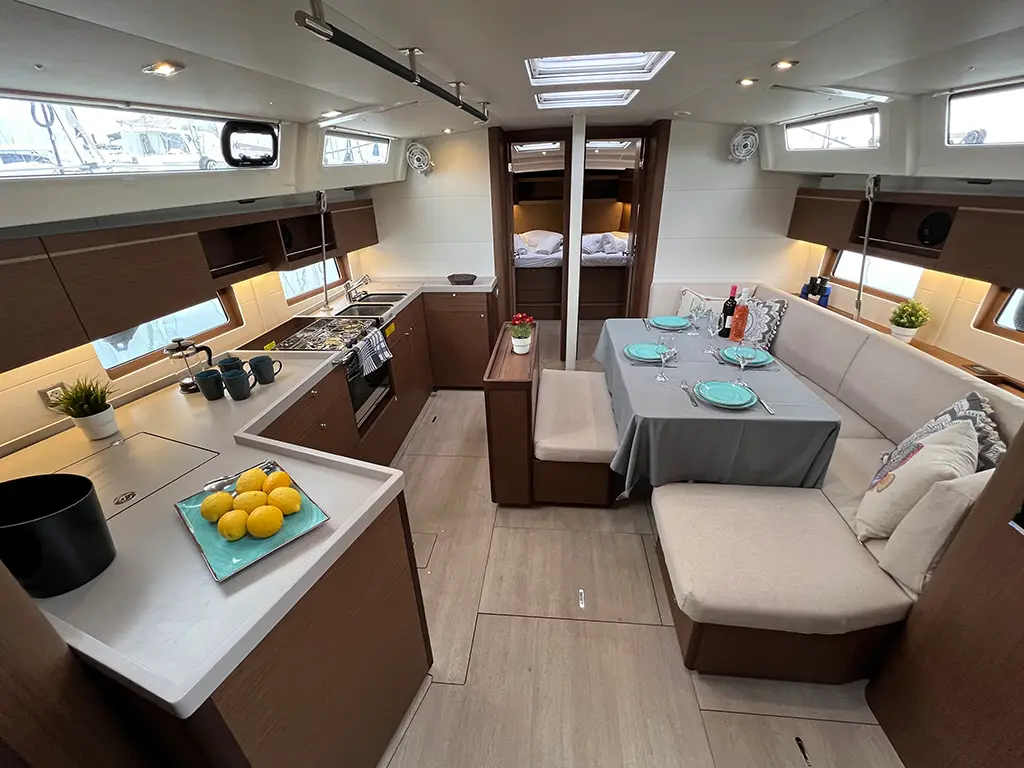 LELLA BELLE, Interior image