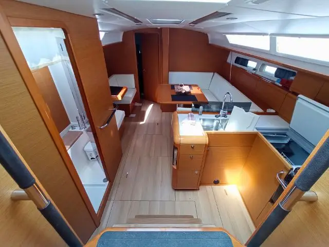 SO409-15L, Interior image